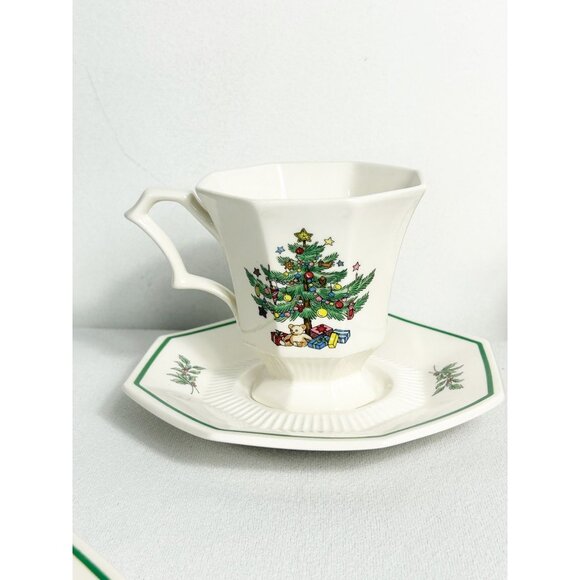 Set of 4 Vintage Nikko Christmastime Porcelain China Cups/Saucers - Picture 4 of 10